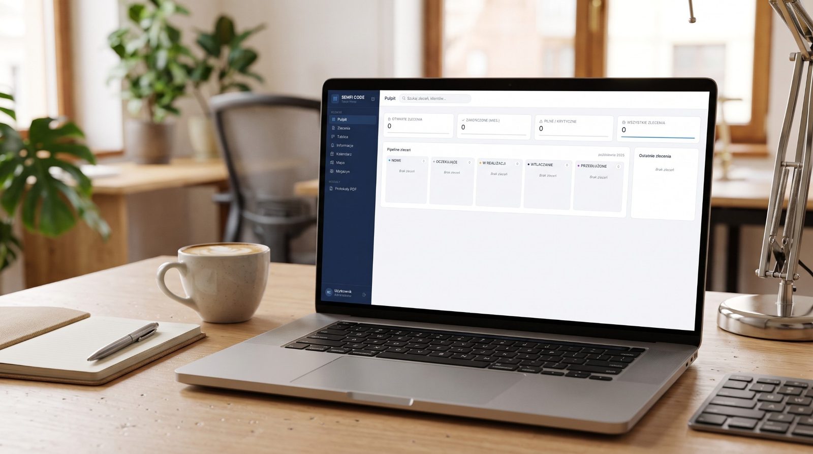 CRM PRO – panel CRM dla serwisu na laptopie: pulpit z liczbą zleceń, pipeline zleceń według statusów i ostatnie zlecenia